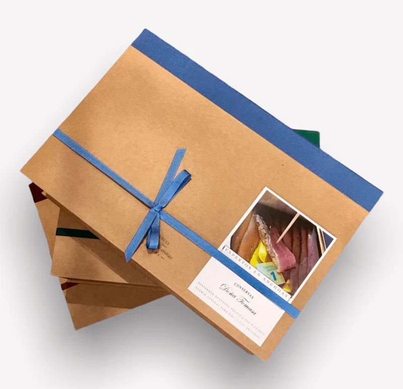Caja Tapizada con lazo, papel de seda y viruta decorativa.