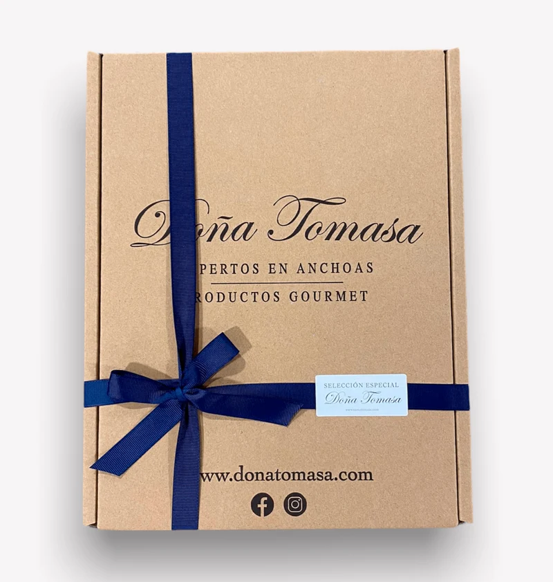 Caja Especial con lazo, papel de seda y viruta decorativa.