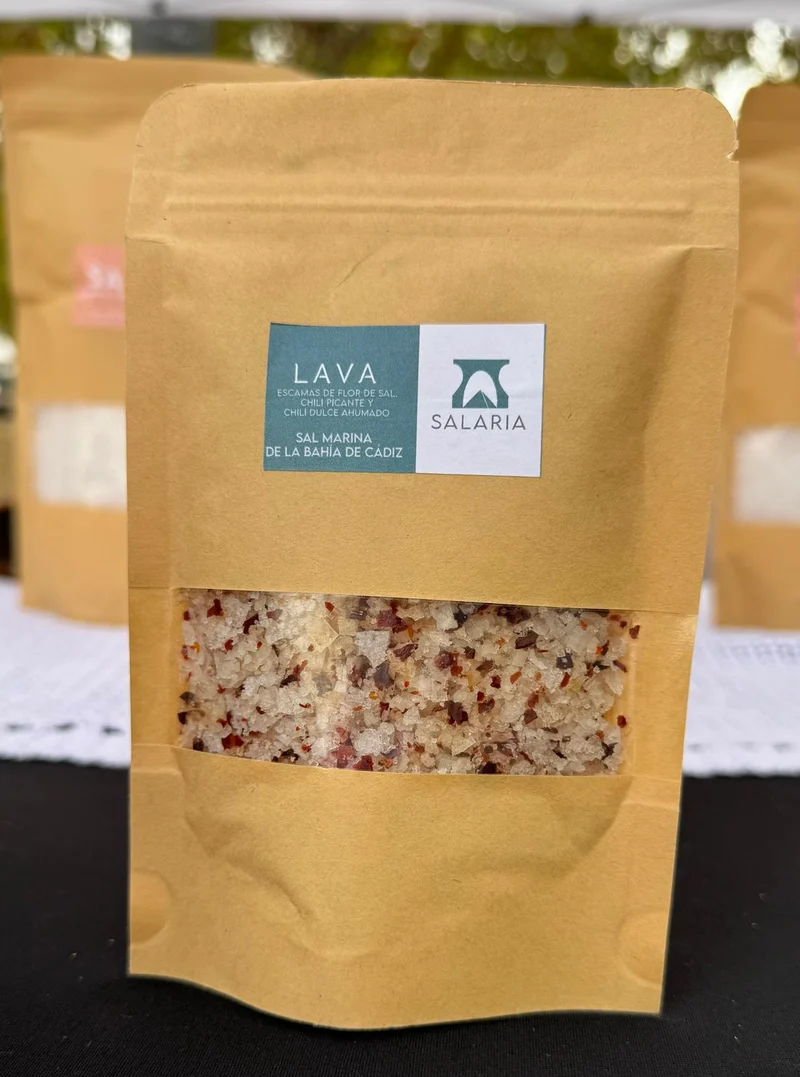 Escamas de lava, escamas de flor de sal con pimentón dulce y picante suave, artesanal y natural sin refinar.