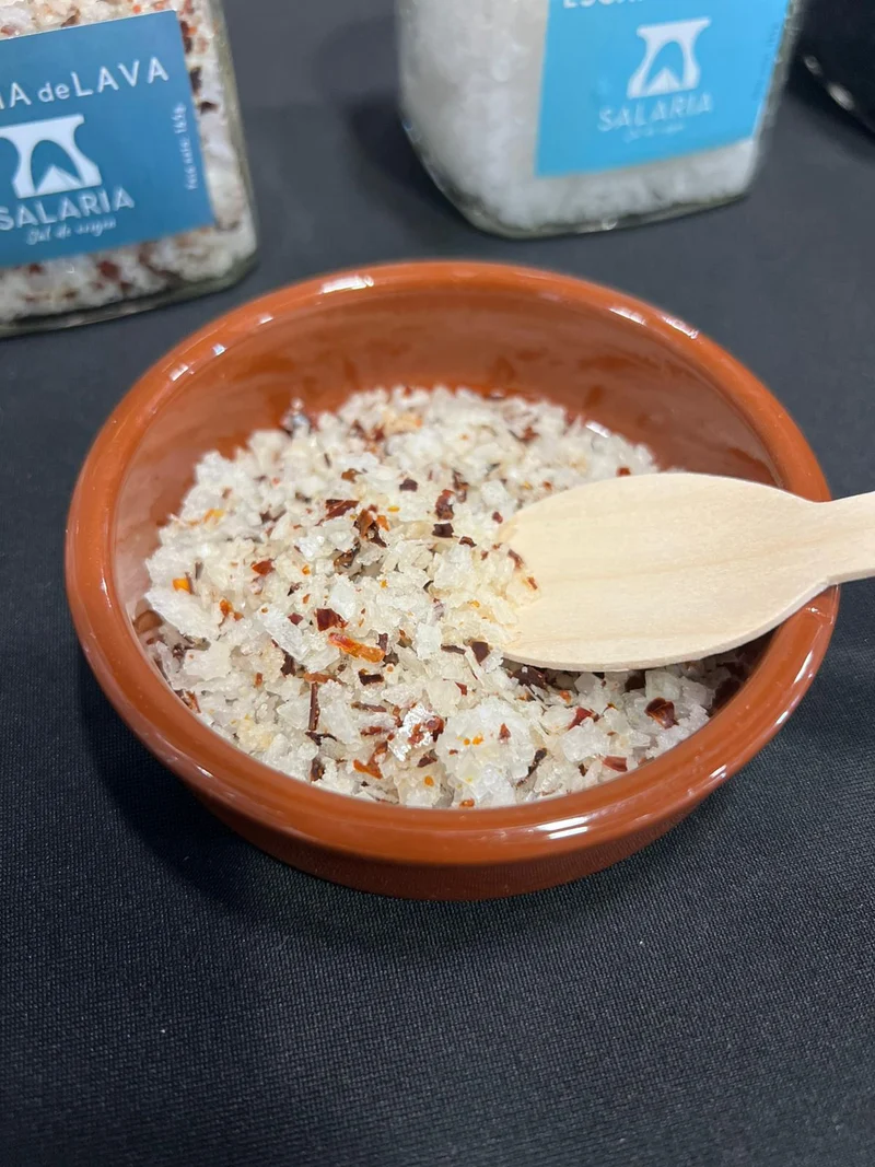 Escamas de lava, escamas de flor de sal con pimentón dulce y picante suave, artesanal y natural sin refinar.