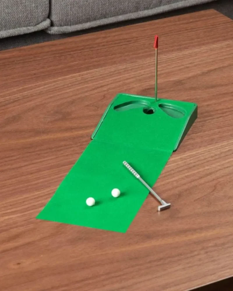 Harvey's Bored Games - Mini Desktop Golf